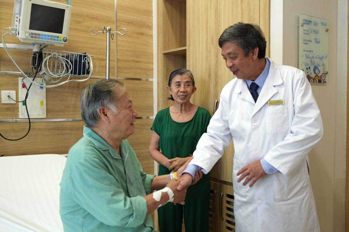 PGS.TS.BS Hồ Thượng Dũng – người đứng sau quyết định sử dụng phương pháp can thiệp không stent bằng bóng phủ thuốc PGS.TS.BS Hồ Thượng Dũng – người đứng sau quyết định sử dụng phương pháp can thiệp không stent bằng bóng phủ thuốc