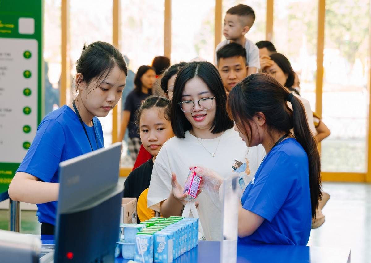 Người tiêu dùng được mời thưởng thức các sản phẩm mới của Vinamilk. Ảnh: Vi Nam