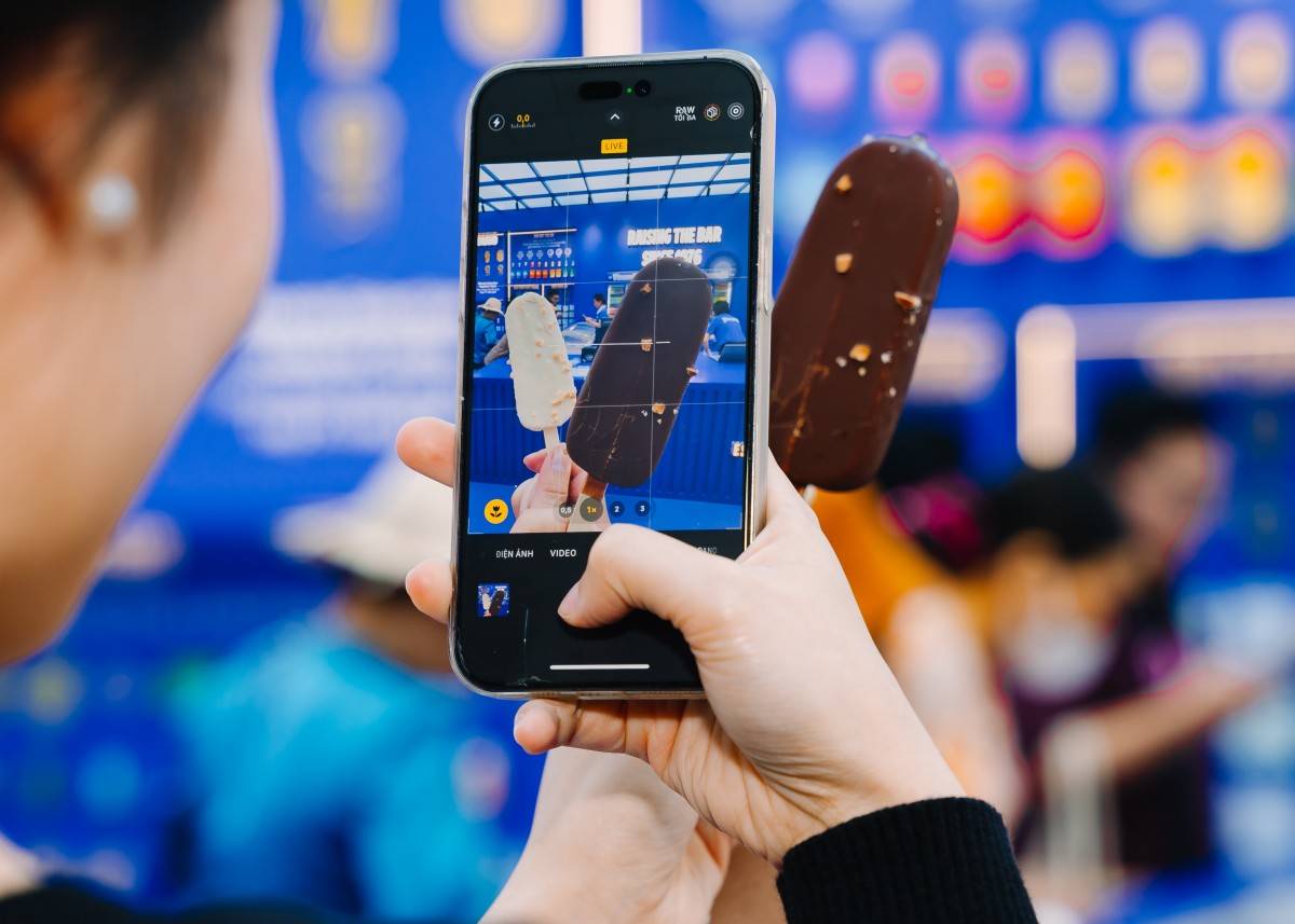   Các bạn trẻ thích thú trải nghiệm những vị kem Vinamilk mát lành. Ảnh: Vi Nam