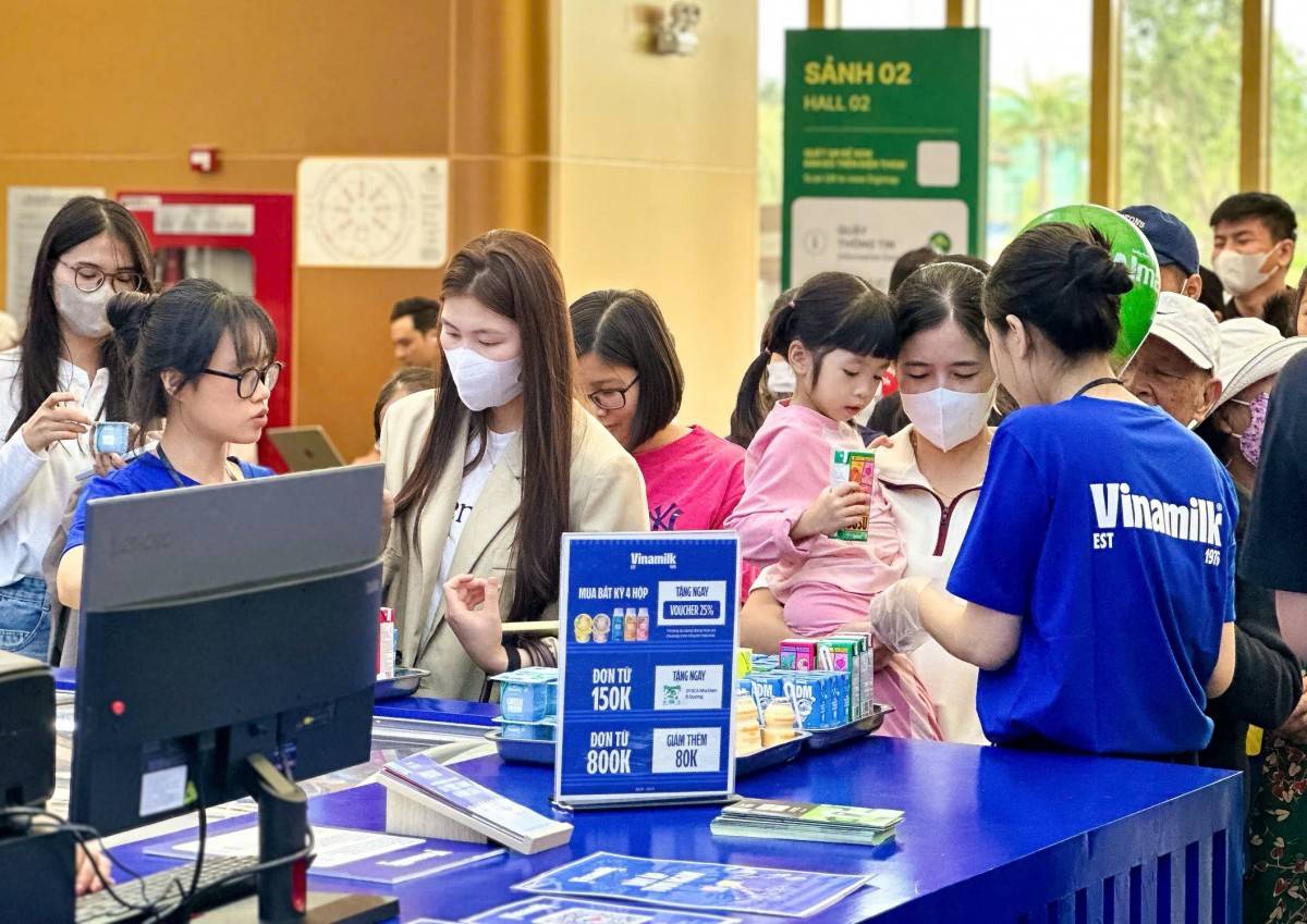  Gian hàng Vinamilk nổi bật, thu hút người tiêu dùng tại Hội chợ Mùa Thu 2025. Ảnh: Vi Nam