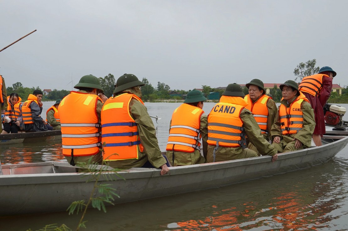 Phó Thủ tướng Mai Văn Chính thăm, động viên người dân vùng lũ Quảng Trị