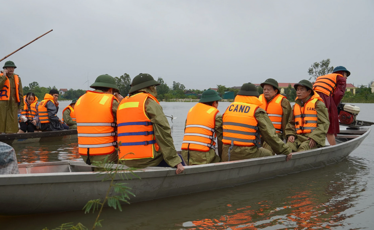 Phó Thủ tướng Mai Văn Chính thăm, động viên người dân vùng lũ Quảng Trị Phó Thủ tướng Mai Văn Chính thăm, động viên người dân vùng lũ Quảng Trị