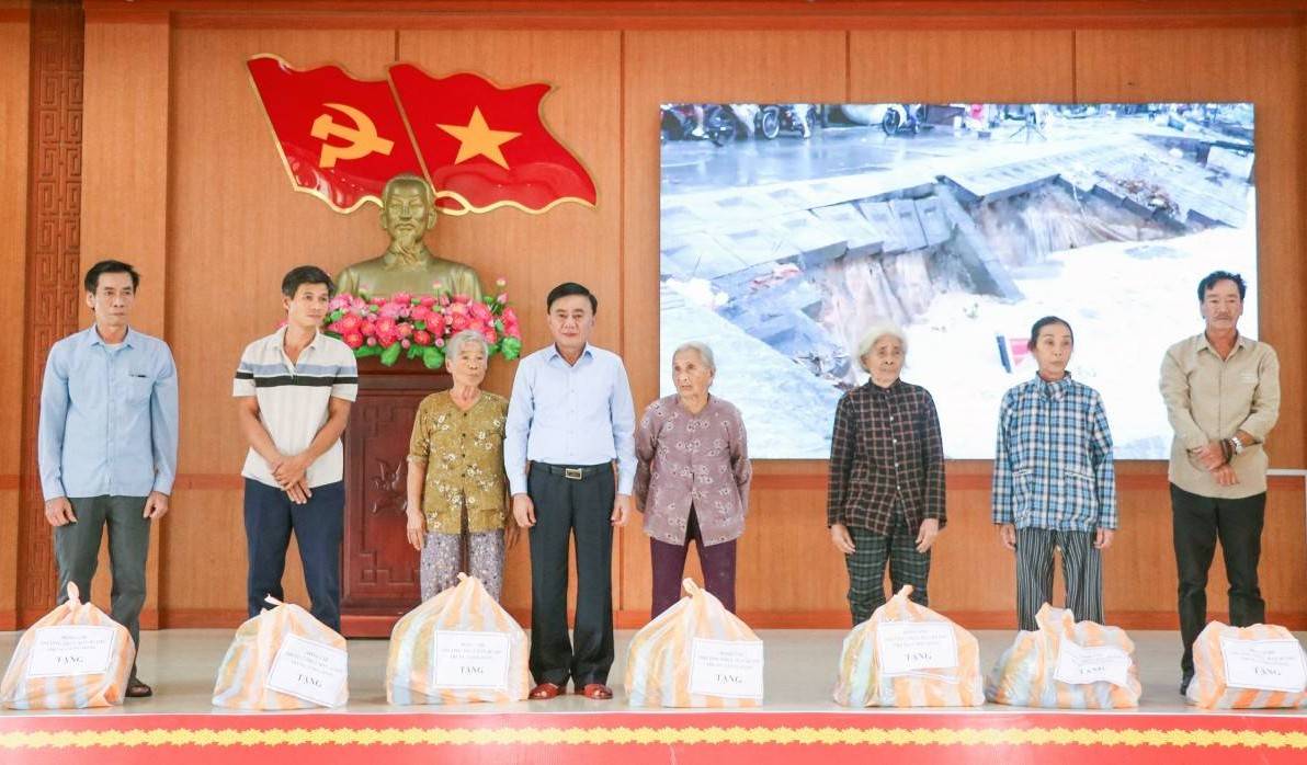 Thường trực Ban Bí thư Trần Cẩm Tú kiểm tra sạt lở, tặng quà bà con vùng lũ Đà Nẵng