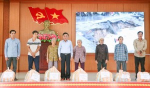 Thường trực Ban Bí thư Trần Cẩm Tú kiểm tra sạt lở, tặng quà bà con vùng lũ Đà Nẵng