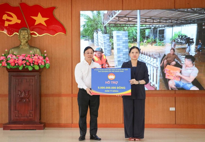 Lãnh đạo Ủy ban Trung ương MTTQ Việt Nam tặng 5 tỷ đồng của Ban Vận động cứu trợ Trung ương hỗ trợ đồng bào Đà Nẵng bị ảnh hưởng bởi lũ lụt Lãnh đạo Ủy ban Trung ương MTTQ Việt Nam tặng 5 tỷ đồng của Ban Vận động cứu trợ Trung ương hỗ trợ đồng bào Đà Nẵng bị ảnh hưởng bởi lũ lụt