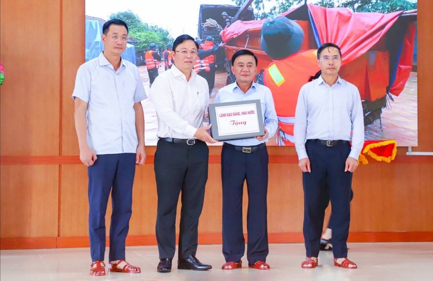 Thường trực Ban Bí thư Trần Cẩm Tú trao quà hỗ trợ của Đảng, Nhà nước cho thành phố Đà Nẵng Thường trực Ban Bí thư Trần Cẩm Tú trao quà hỗ trợ của Đảng, Nhà nước cho thành phố Đà Nẵng