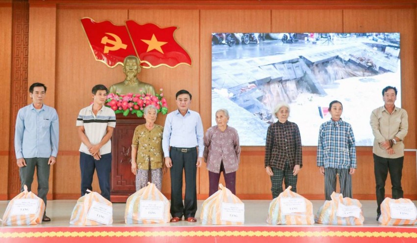 Thường trực Ban Bí thư Trần Cẩm Tú tặng quà của lãnh đạo Đảng, Nhà nước cho bà con nhân dân xã Duy Nghĩa bị thiệt hại nặng nề do mưa lũ Thường trực Ban Bí thư Trần Cẩm Tú tặng quà của lãnh đạo Đảng, Nhà nước cho bà con nhân dân xã Duy Nghĩa bị thiệt hại nặng nề do mưa lũ