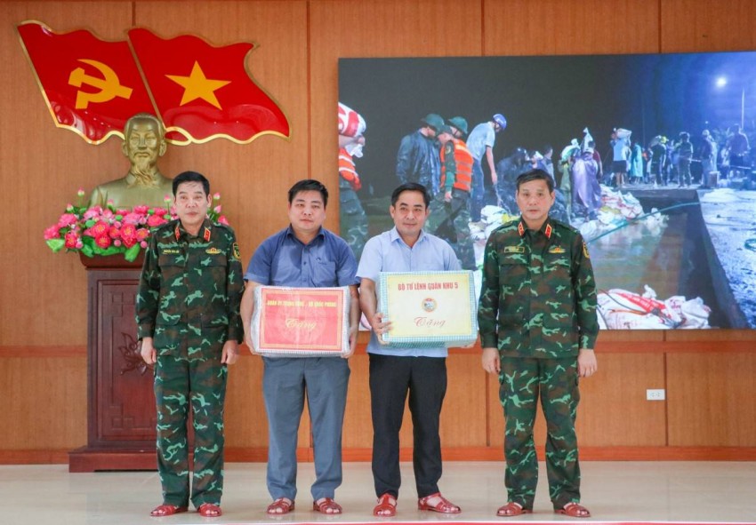 Bộ Quốc phòng và Quân khu 5 tặng quà hỗ trợ xã Duy Nghĩa bị ảnh hưởng do lũ lụt Bộ Quốc phòng và Quân khu 5 tặng quà hỗ trợ xã Duy Nghĩa bị ảnh hưởng do lũ lụt