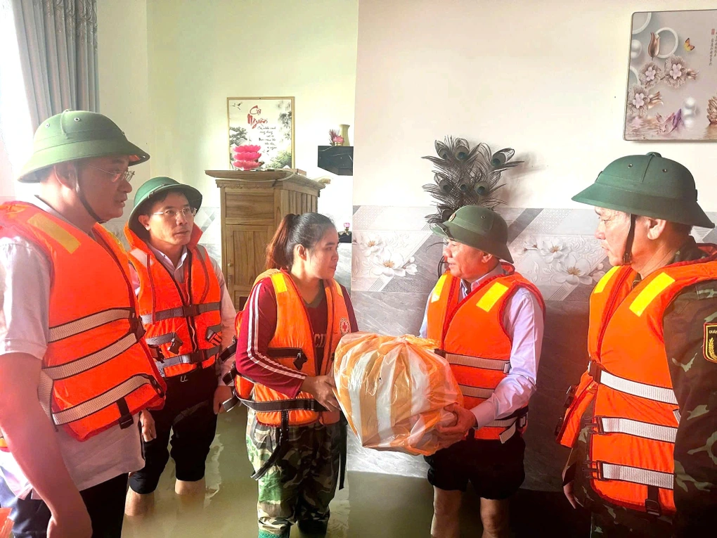 Thường trực Ban Bí thư Trần Cẩm Tú trao quà bà con nhân dân Thường trực Ban Bí thư Trần Cẩm Tú trao quà bà con nhân dân