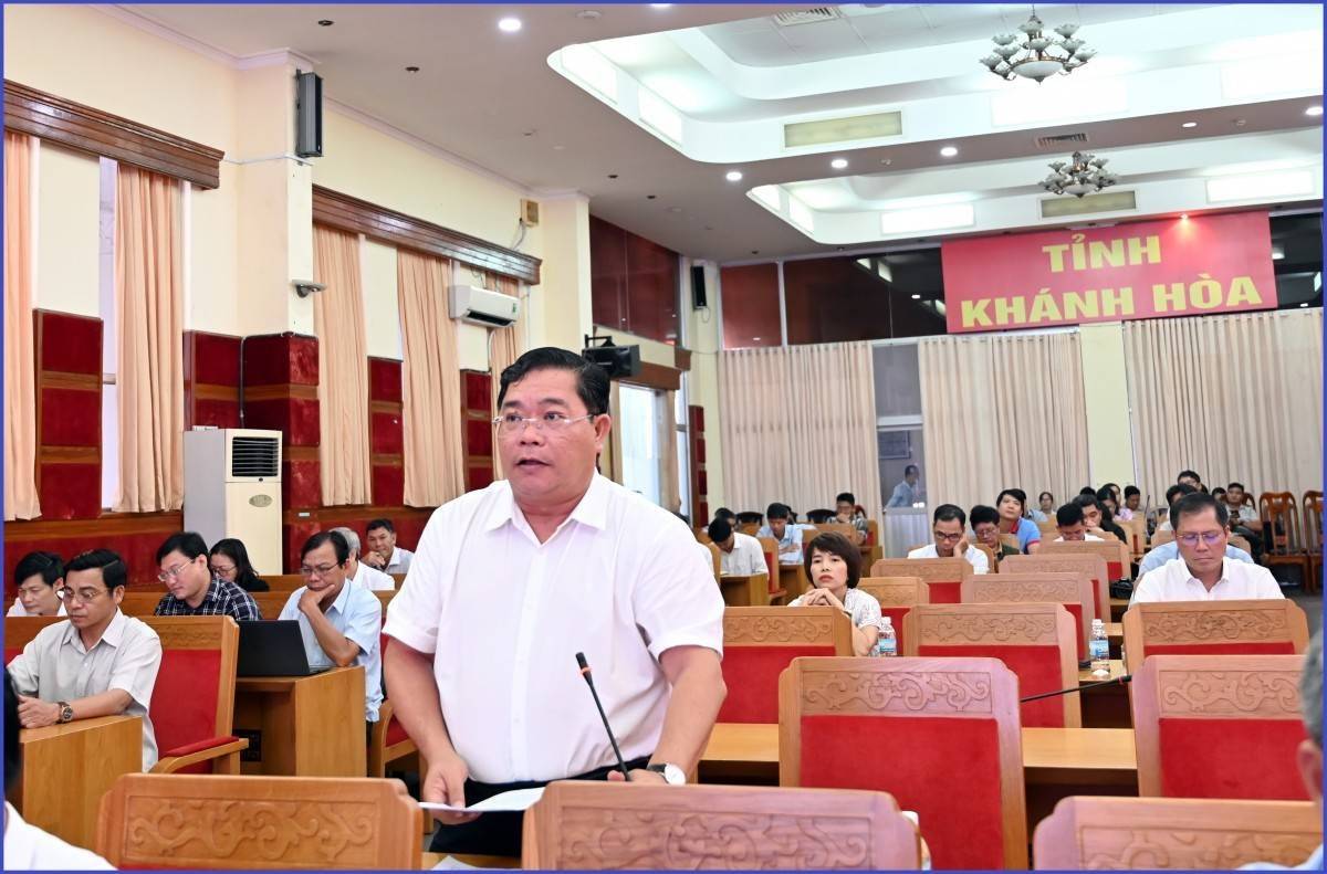 Đồng chí Châu Ngô Anh Nhân, Giám đốc Sở Tài chính Khánh Hòa trả lời một số câu hỏi về mục tiêu tăng trưởng kinh tế. Đồng chí Châu Ngô Anh Nhân, Giám đốc Sở Tài chính Khánh Hòa trả lời một số câu hỏi về mục tiêu tăng trưởng kinh tế.