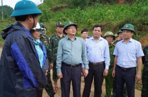 Phó Thủ tướng Hồ Quốc Dũng kiểm tra công tác khắc phục sạt lở và thăm hỏi, tặng quà người dân Quảng Ngãi