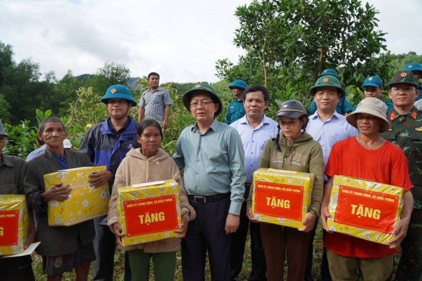 Phó Thủ tướng Chính phủ Hồ Quốc Dũng đã thăm, tặng quà và động viên các hộ dân Phó Thủ tướng Chính phủ Hồ Quốc Dũng đã thăm, tặng quà và động viên các hộ dân