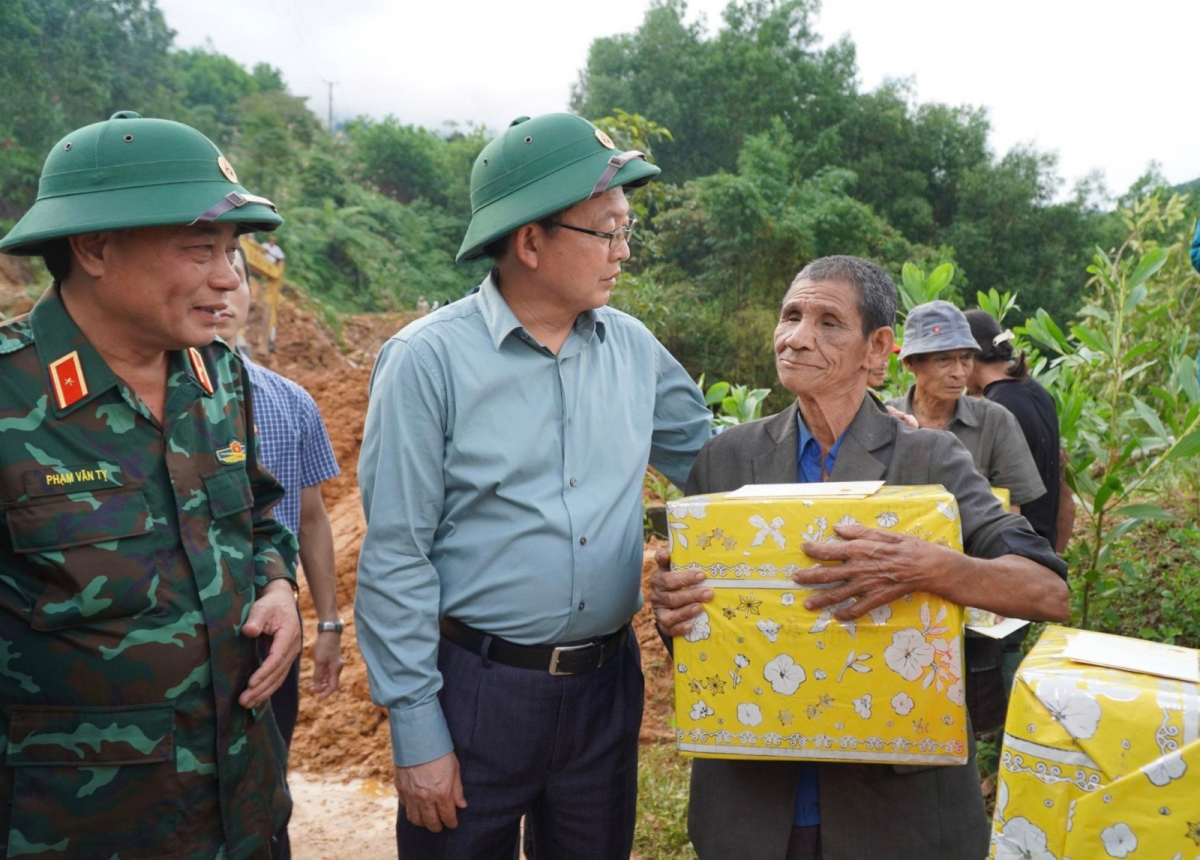 Chia sẻ với những khó khăn, thiệt hại do mưa lũ và sạt lở do thiên tai gây ra Chia sẻ với những khó khăn, thiệt hại do mưa lũ và sạt lở do thiên tai gây ra