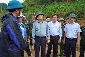 Phó Thủ tướng Hồ Quốc Dũng kiểm tra công tác khắc phục sạt lở và thăm hỏi, tặng quà người dân Quảng Ngãi