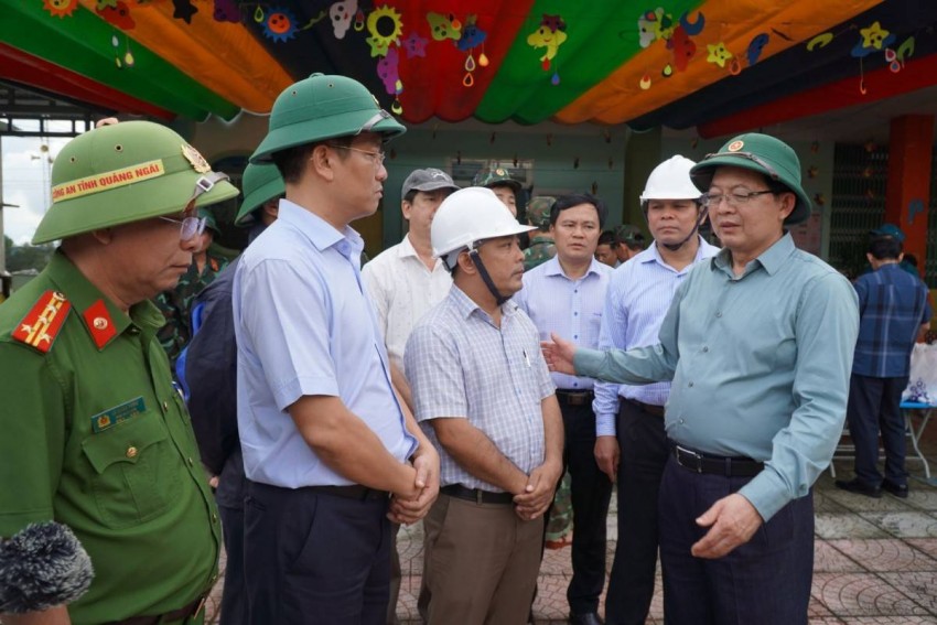 Lãnh đạo tỉnh Quảng Ngãi kiến nghị Chính phủ, các bộ, ngành Trung ương quan tâm hỗ trợ khẩn cấp nguồn kinh phí để tỉnh sớm khắc phục hạ tầng giao thông, thủy lợi, trường học, trạm y tế bị hư hỏng;  Lãnh đạo tỉnh Quảng Ngãi kiến nghị Chính phủ, các bộ, ngành Trung ương quan tâm hỗ trợ khẩn cấp nguồn kinh phí để tỉnh sớm khắc phục hạ tầng giao thông, thủy lợi, trường học, trạm y tế bị hư hỏng;