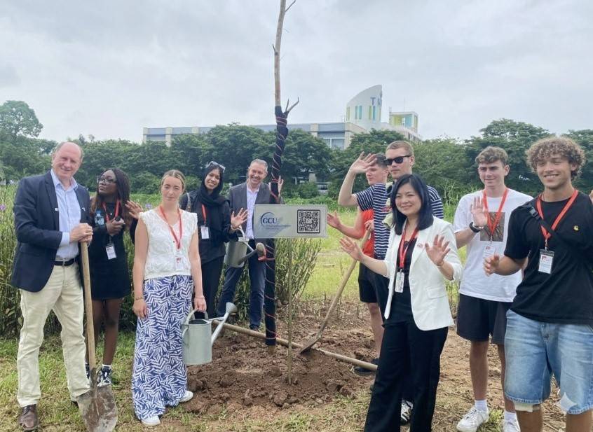 James (áo trắng, thứ hai từ phải sang) tham gia hoạt động trồng cây cùng nhóm sinh viên trao đổi tại BUV James (áo trắng, thứ hai từ phải sang) tham gia hoạt động trồng cây cùng nhóm sinh viên trao đổi tại BUV