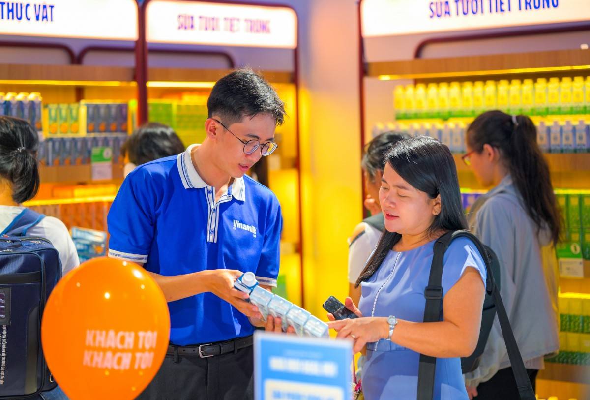 Vinamilk tăng trưởng doanh thu quý 3 tại thị trường trong nước nhờ tăng độ phủ cửa hàng; sản phẩm mới và đa dạng cách tiếp cận người tiêu dùng. Ảnh: Vi Nam Vinamilk tăng trưởng doanh thu quý 3 tại thị trường trong nước nhờ tăng độ phủ cửa hàng; sản phẩm mới và đa dạng cách tiếp cận người tiêu dùng. Ảnh: Vi Nam