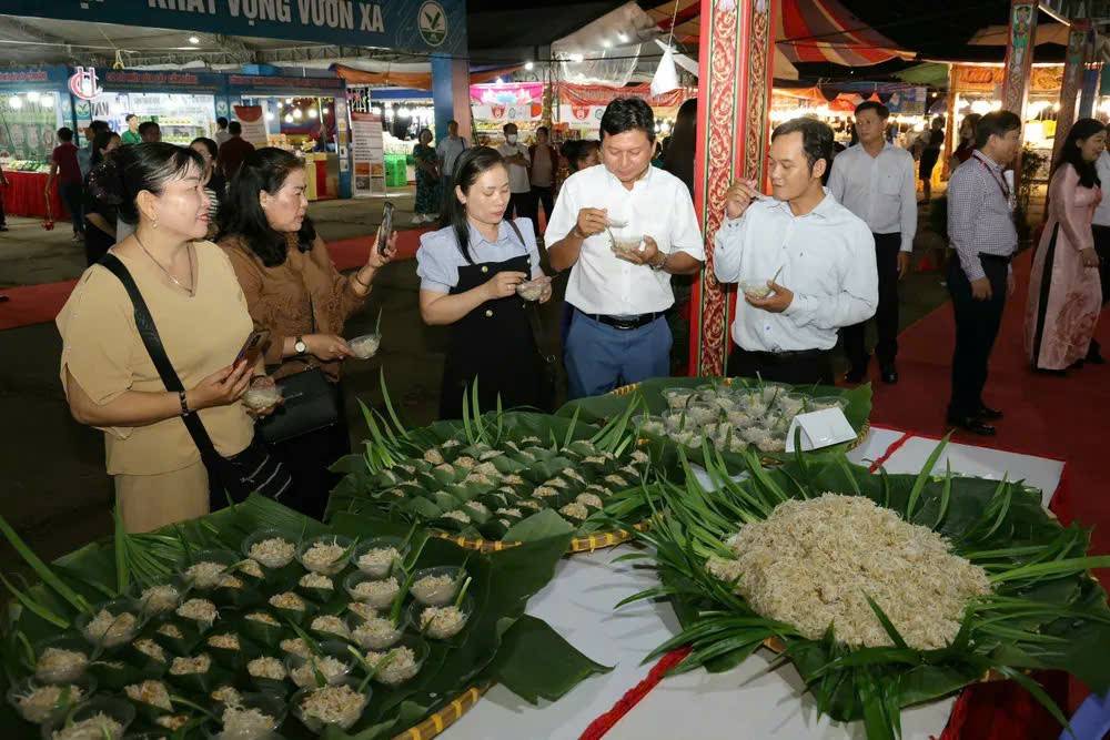 Vĩnh Long: Khai mạc tuần lễ văn hóa – thể thao – du lịch chào mừng Lễ hội Ok Om Bok Vĩnh Long: Khai mạc tuần lễ văn hóa – thể thao – du lịch chào mừng Lễ hội Ok Om Bok