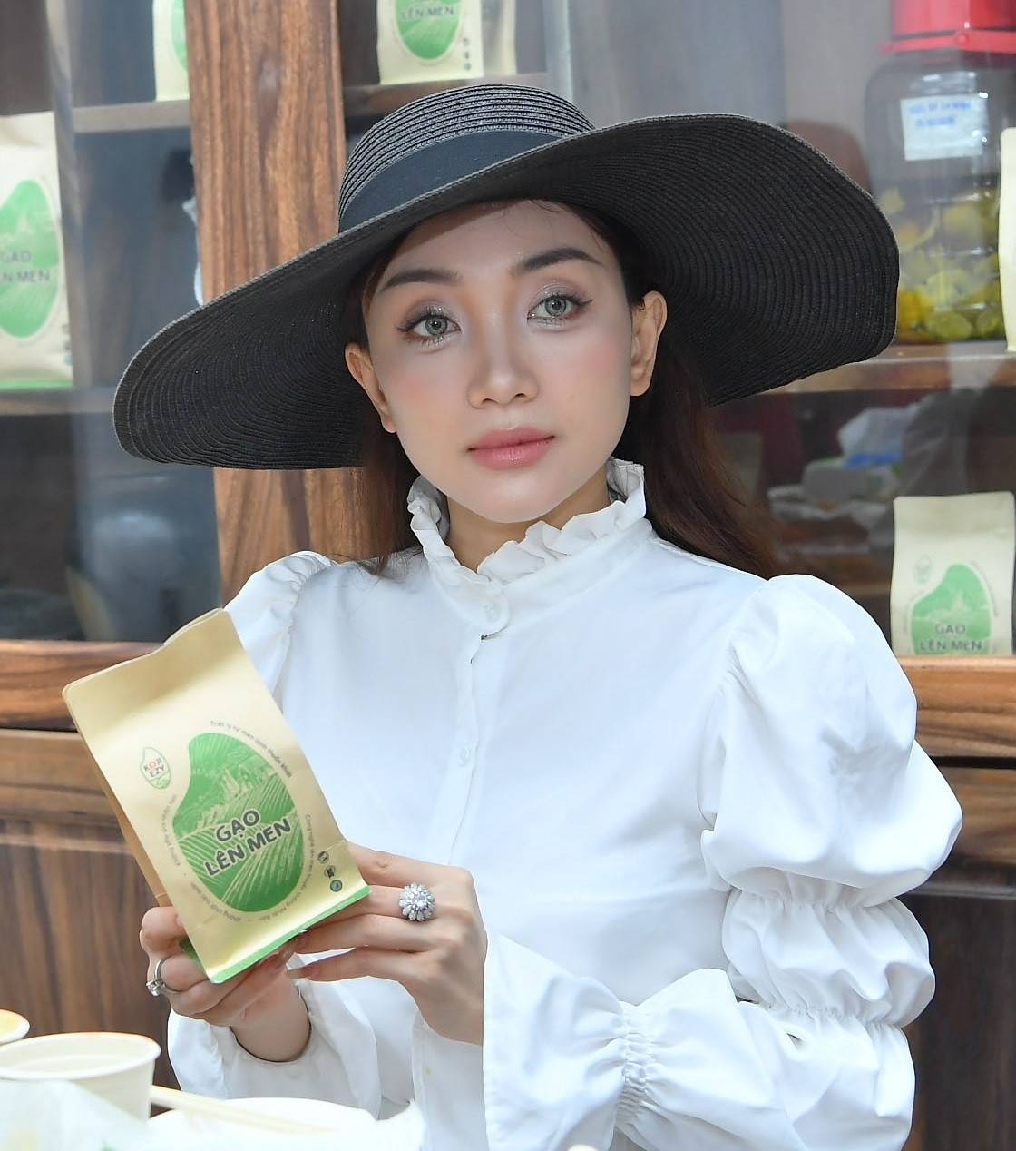 Diễn viên Như Tuyết  - Thành viên CLB doanh nhân họ Nguyễn Hà Nội đến chúc mừng nhân ngày khai trương (Ảnh: Đan Trần) Koji Ezy khai trương tại Hà Nội – Khi vị ngon bắt đầu từ mầm lành thuần khiết Nhật Bản