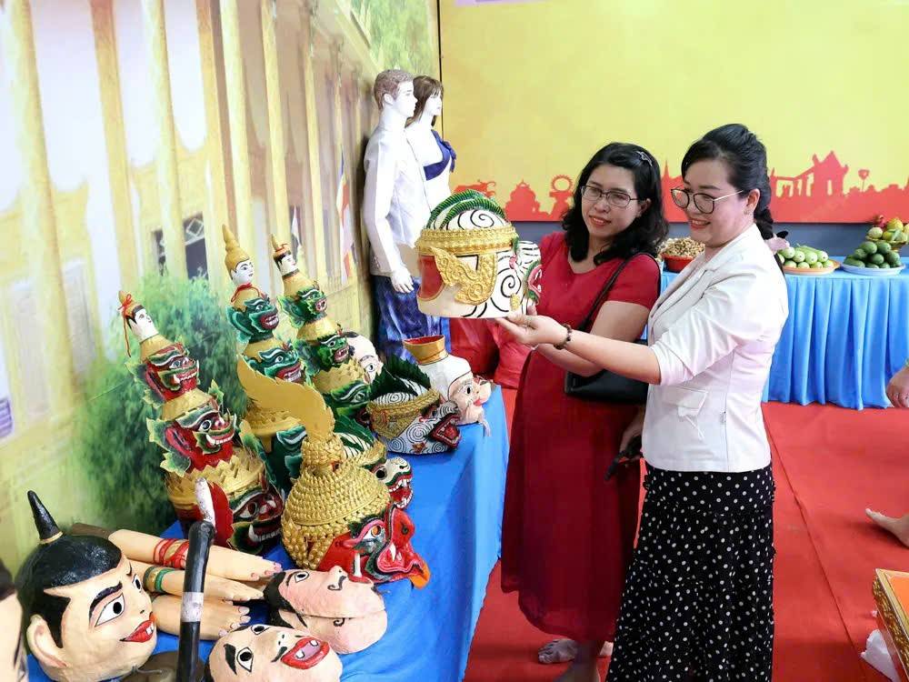 Vĩnh Long: Khai mạc tuần lễ văn hóa – thể thao – du lịch chào mừng Lễ hội Ok Om Bok Vĩnh Long: Khai mạc tuần lễ văn hóa – thể thao – du lịch chào mừng Lễ hội Ok Om Bok