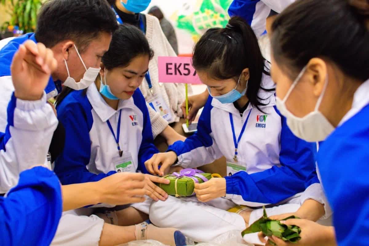 Lao động Việt Nam ở nước ngoài gửi về gần 7 tỷ USD mỗi năm Lao động Việt Nam ở nước ngoài gửi về gần 7 tỷ USD mỗi năm