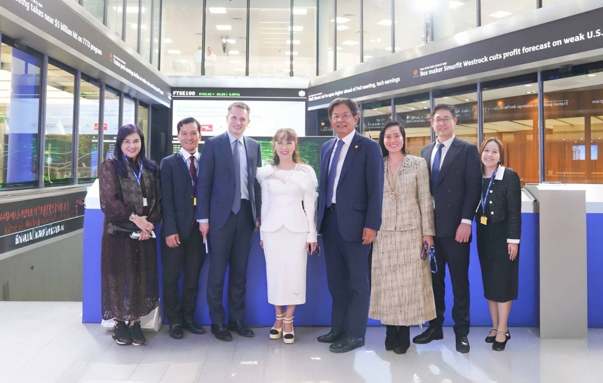 Đoàn HDBank thăm Sàn giao dịch Chứng khoán Luân Đôn trong phiên chỉ số FTSE 100 lập đỉnh mới Đoàn HDBank thăm Sàn giao dịch Chứng khoán Luân Đôn trong phiên chỉ số FTSE 100 lập đỉnh mới