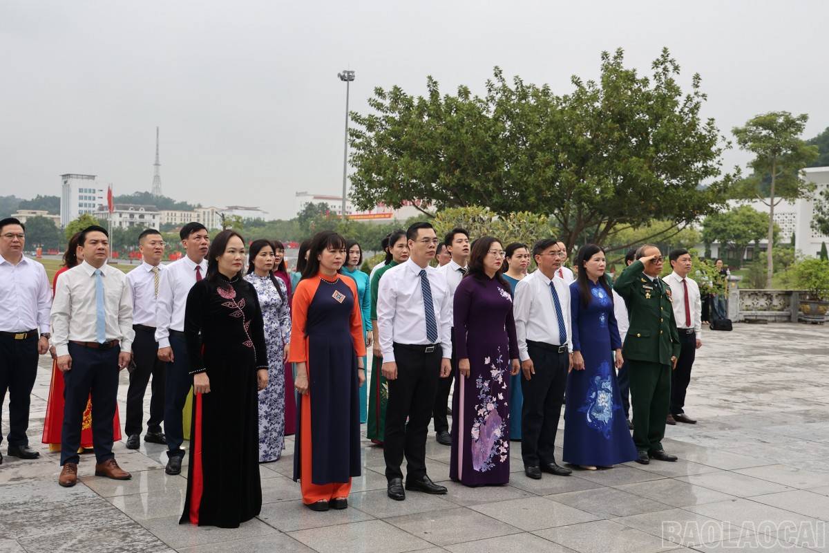 Đoàn đại biểu Mặt trận Tổ quốc Việt Nam tỉnh Lào Cai dâng hương Chủ tịch Hồ Chí Minh và các Anh hùng liệt sĩ Đoàn đại biểu Mặt trận Tổ quốc Việt Nam tỉnh Lào Cai dâng hương Chủ tịch Hồ Chí Minh và các Anh hùng liệt sĩ