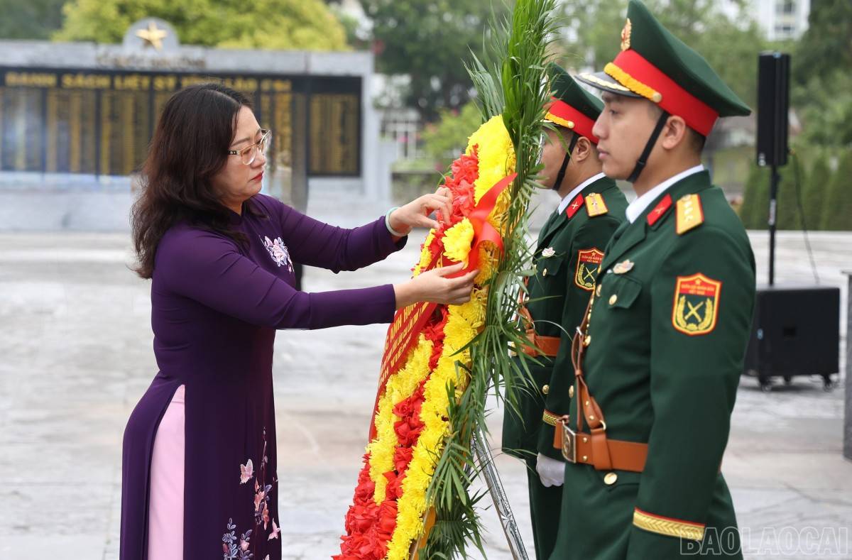 Đoàn đại biểu Mặt trận Tổ quốc Việt Nam tỉnh Lào Cai dâng hương Chủ tịch Hồ Chí Minh và các Anh hùng liệt sĩ Đoàn đại biểu Mặt trận Tổ quốc Việt Nam tỉnh Lào Cai dâng hương Chủ tịch Hồ Chí Minh và các Anh hùng liệt sĩ