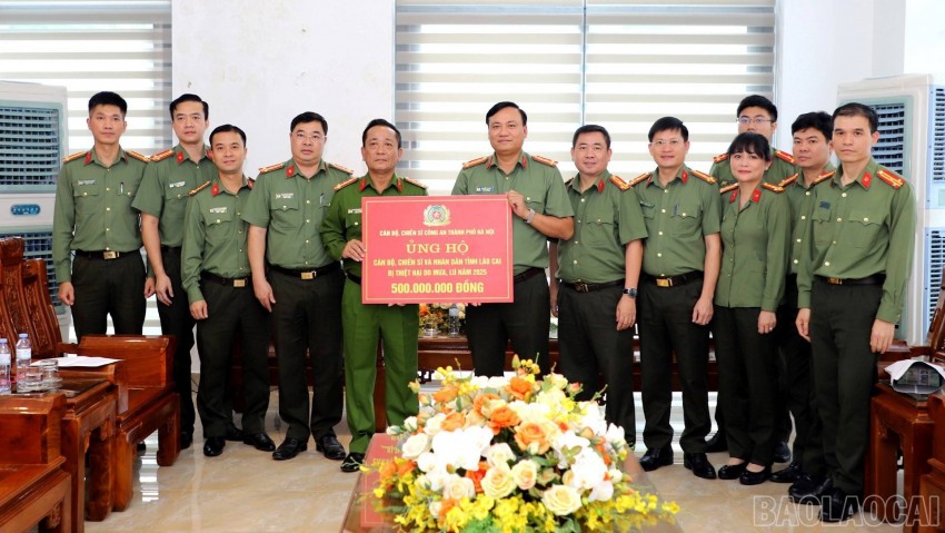 Đại diện Công an Thành phố Hà Nội trao tặng 500 triệu đồng cho Công an tỉnh Lào Cai nhằm hỗ trợ cán bộ, chiến sĩ và Nhân dân tỉnh Lào Cai khắc phục hậu quả bão số 10. Đại diện Công an Thành phố Hà Nội trao tặng 500 triệu đồng cho Công an tỉnh Lào Cai nhằm hỗ trợ cán bộ, chiến sĩ và Nhân dân tỉnh Lào Cai khắc phục hậu quả bão số 10.