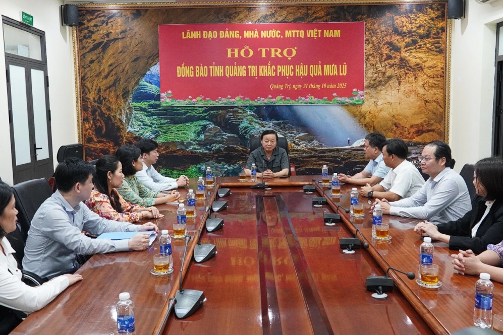 Phó Thủ tướng Trần Hồng Hà thăm và trao 5 tỷ đồng hỗ trợ Quảng Trị khắc phục hậu quả mưa lũ