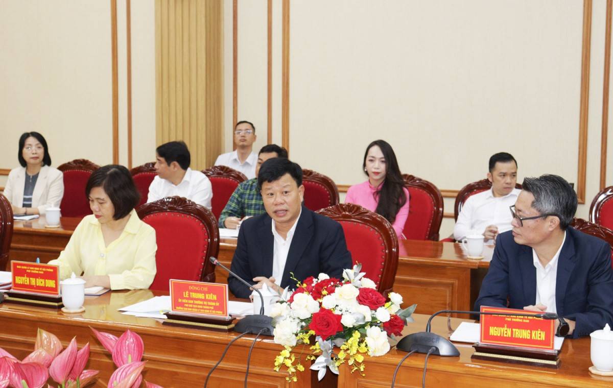 Lãnh đạo Ban Quản lý Khu kinh tế Hải Phòng trao đổi với các doanh nghiệp tham dự Hội nghị