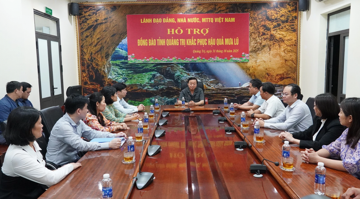 Phó Thủ tướng Trần Hồng Hà thăm và trao 5 tỷ đồng hỗ trợ Quảng Trị khắc phục hậu quả mưa lũ