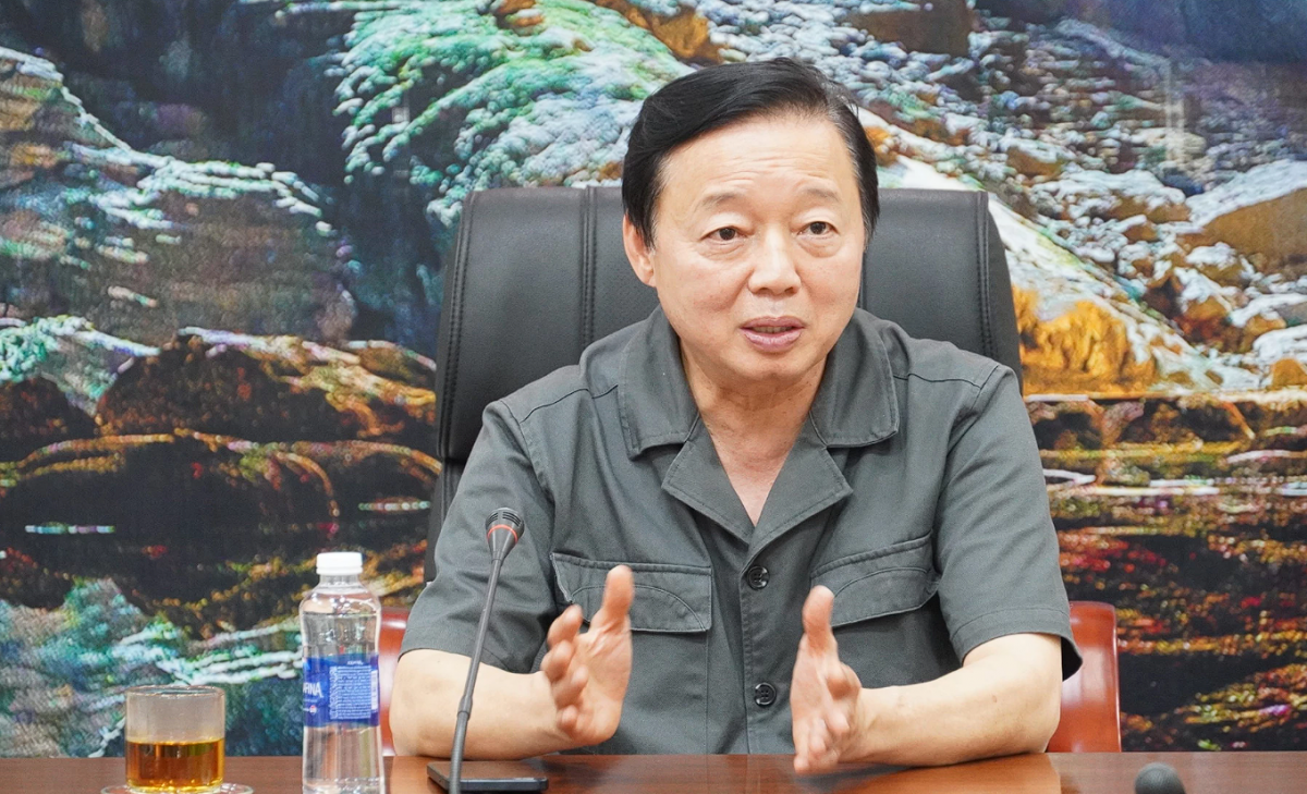 Phó Thủ tướng Trần Hồng Hà thăm và trao 5 tỷ đồng hỗ trợ Quảng Trị khắc phục hậu quả mưa lũ