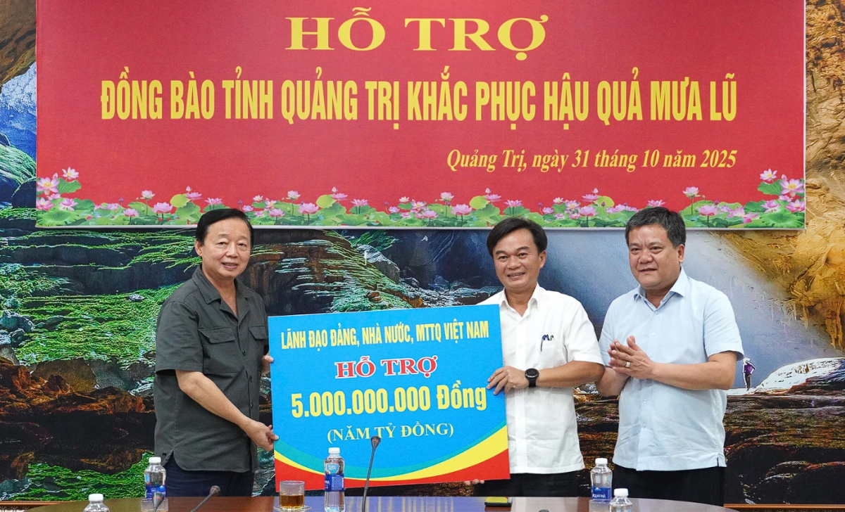 Phó Thủ tướng Trần Hồng Hà thăm và trao 5 tỷ đồng hỗ trợ Quảng Trị khắc phục hậu quả mưa lũ