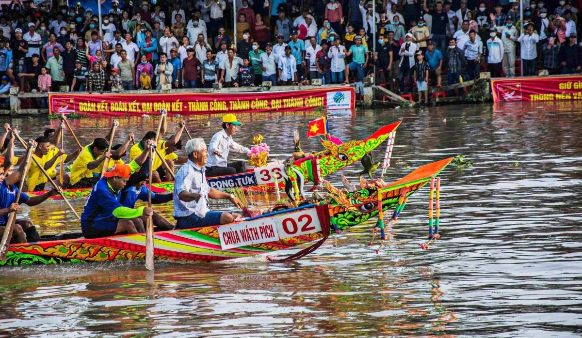 Lễ hội Oóc Om Bóc đua ghe Ngo Cần Thơ 2025 – Từ sắc màu lễ hội đến bản sắc dân tộc