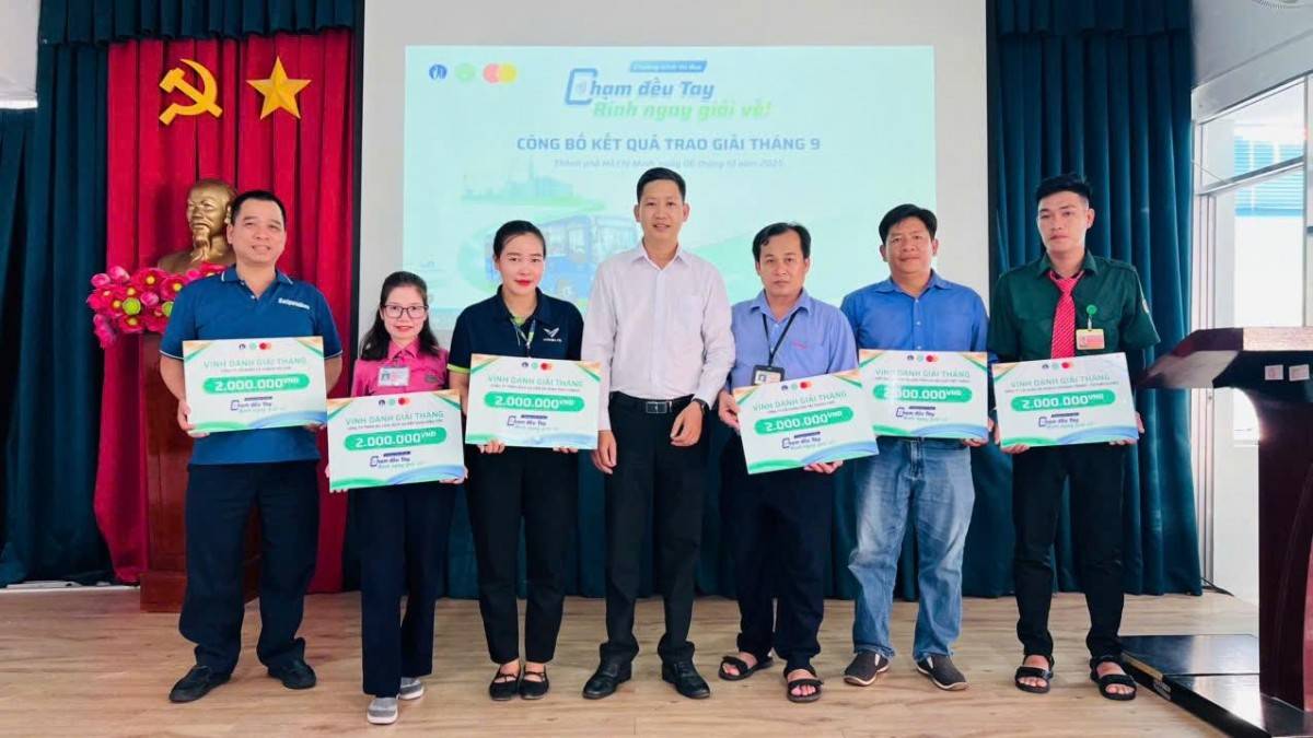 Đại diện đội ngũ vận hành đạt giải vinh dự nhận giải tháng cuối.jpg