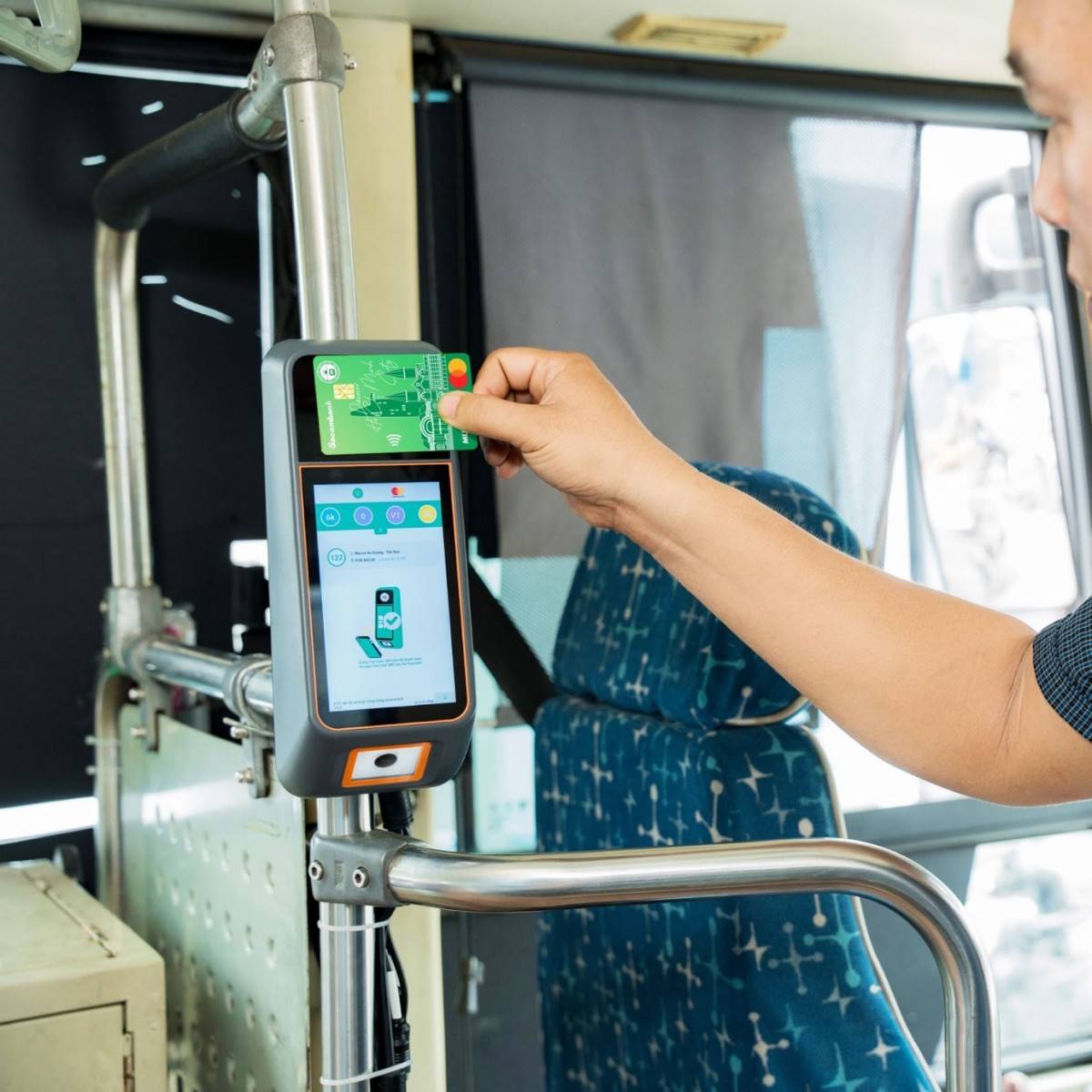 Thanh toán không tiền mặt được đẩy mạnh trên các tuyến xe buýt..jpg