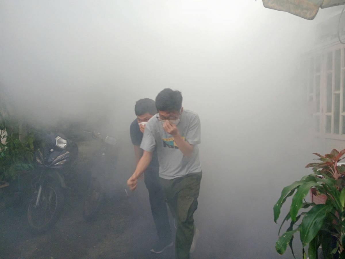 Giả định vụ cháy tại khu vực nhà dân hướng dẫn người dân thoát nạn và sơ cứu người bị thương.