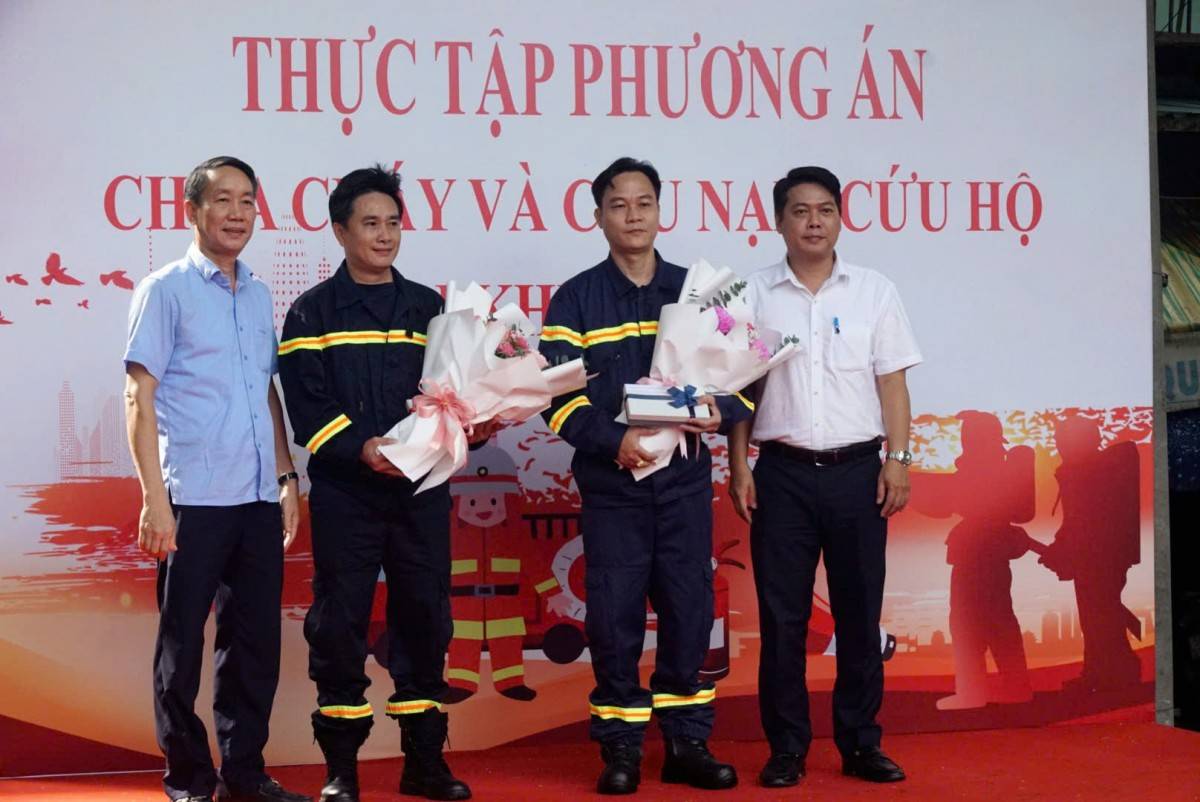 Biểu dương và tặng hoa cho lực lượng PCCC