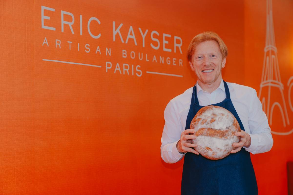Nghệ nhân làm bánh Eric Kayser đầy tự hào trong ngày khai trương tiệm bánh tại Thị trấn Hoàng hôn