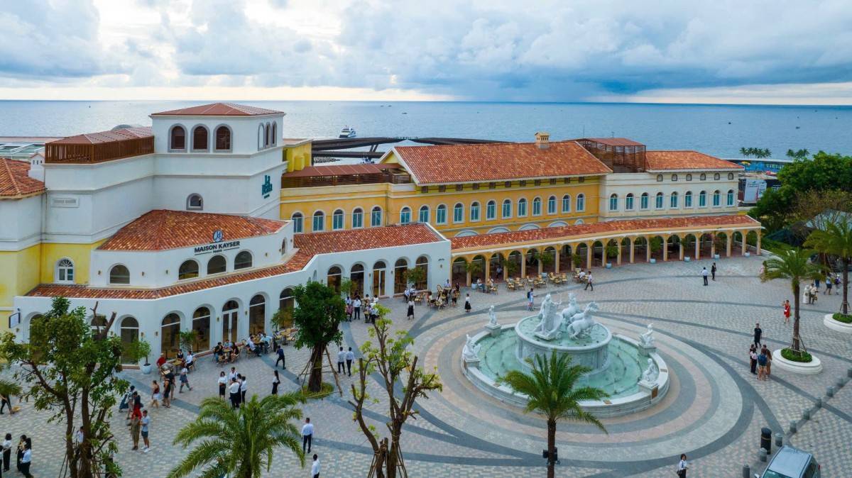 Không gian mang phong cách châu Âu tinh tế của tiệm bánh Eric Kayser vừa khai trương tại Thị trấn Hoàng hôn