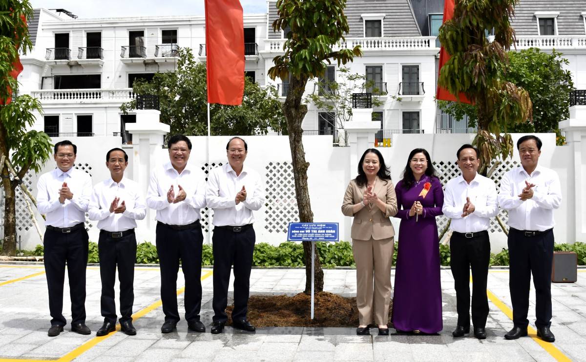 Phó Chủ tịch nước Võ Thị Ánh Xuân cùng các Đại biểu dự Đại hội trồng cây trong khuôn viên Trung tâm Hội nghị tỉnh (phường An Xuyên).