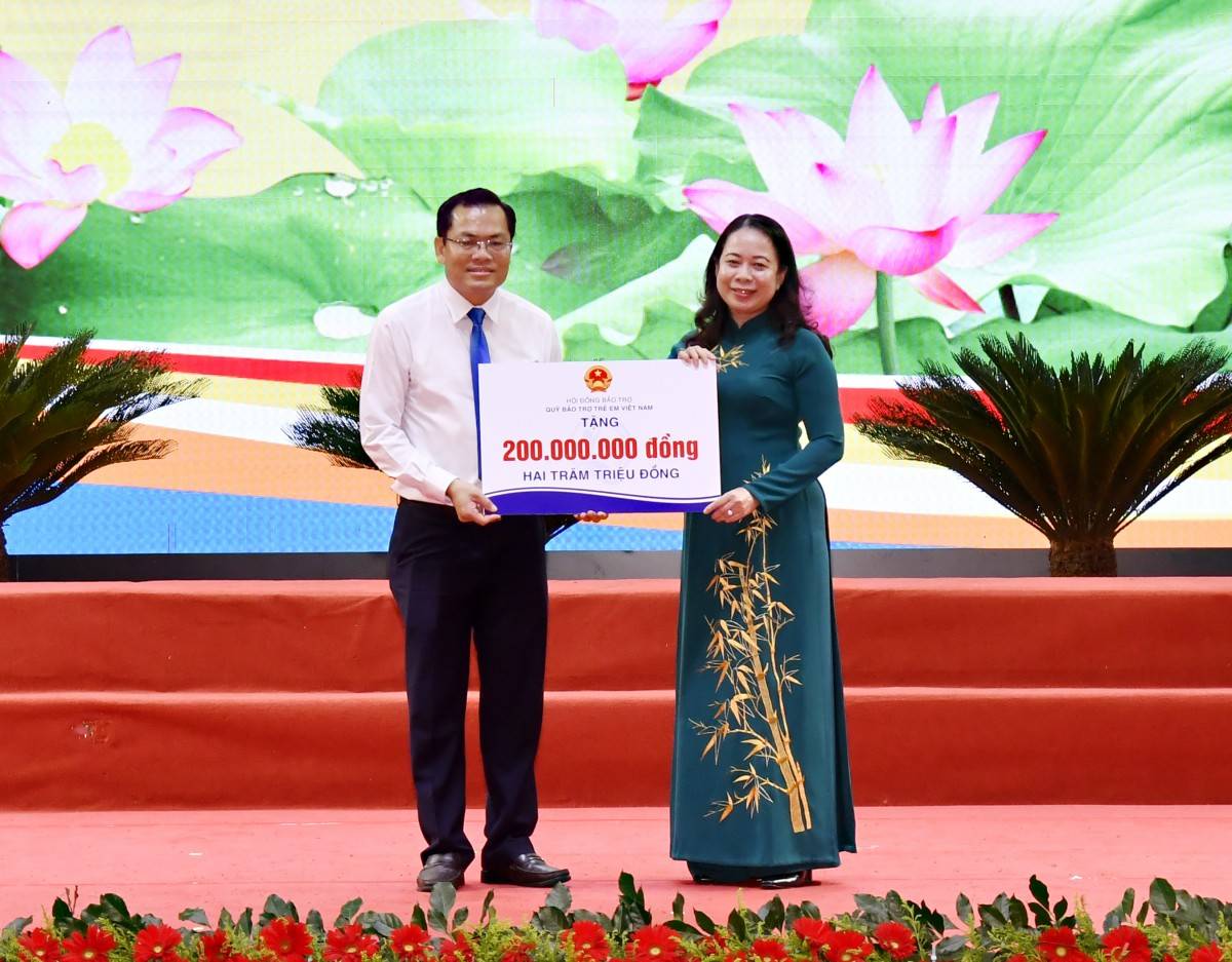 Phó Chủ tịch nước CHXHCN Việt Nam Võ Thị Ánh Xuân đã trao tặng số tiền 200 triệu đồng cho trẻ em có hoàn cảnh khó khăn vươn lên trong học tập của tỉnh Cà Mau.