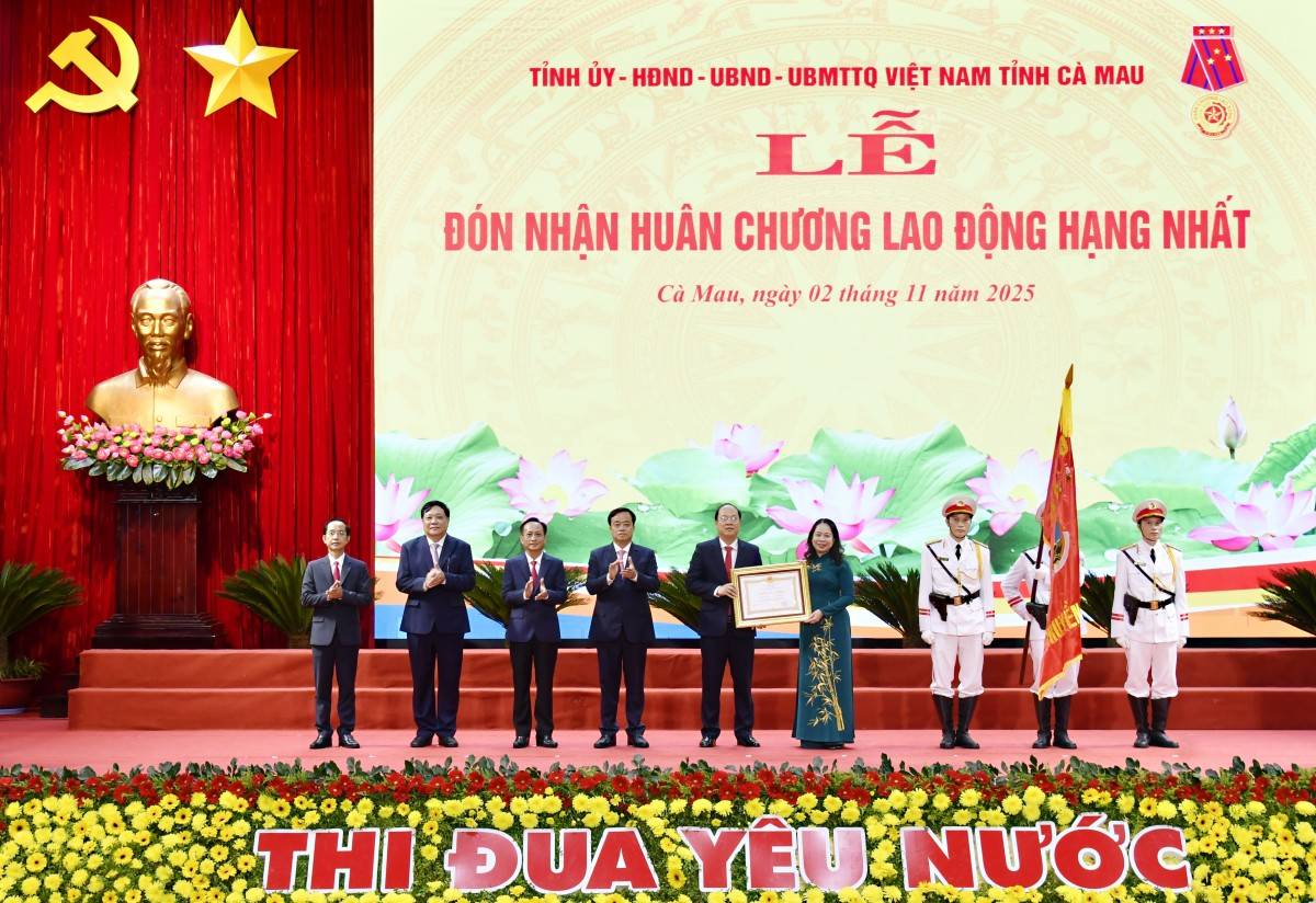 Phó Chủ tịch nước Võ Thị Ánh Xuân trao Huân chương Lao động hạng Nhất cho Đảng bộ, chính quyền và Nhân dân tỉnh Cà Mau
