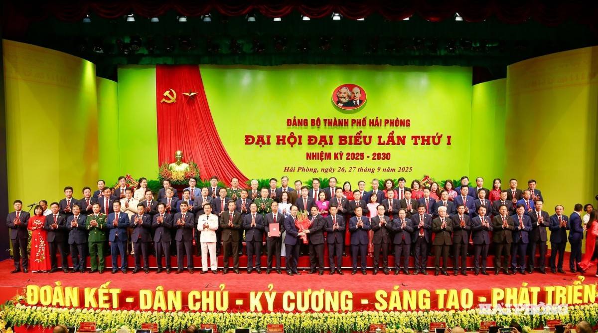 Đồng chí Phạm Minh Chính, Ủy viên Bộ Chính trị, Thủ tướng Chính phủ tặng hoa chúc mừng Ban Chấp hành Đảng bộ thành phố Hải Phòng khóa I.