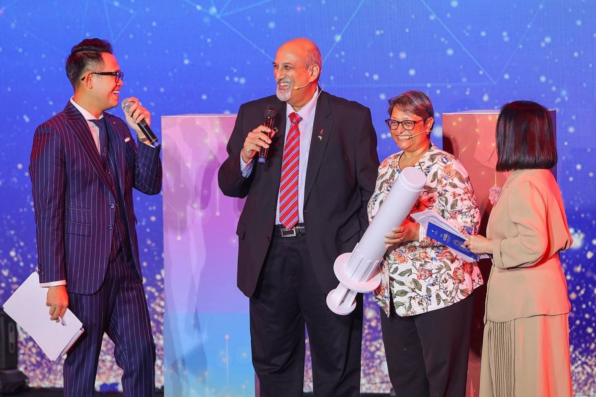 Giáo sư Salim Abdool Karim và Giáo sư Quarraisha Abdool Karim chia sẻ về công trình nghiên cứu giúp ngăn nguy cơ lây nhiễm HIV, giảm gánh nặng bệnh AIDS, trong sự kiện tại Trường Đại học VinUni vào đầu năm 2022. Ảnh: VFP.