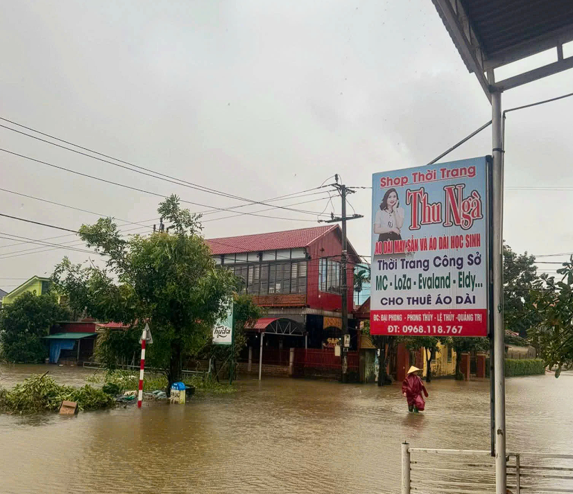 Quảng Trị thiệt hại nặng nề do mưa lũ kéo dài, hàng nghìn hộ dân bị cô lập