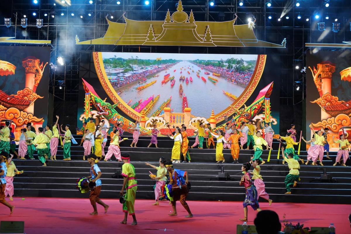 Khai mạc Lễ hội Oóc Om Bóc – Đua ghe Ngo thành phố Cần Thơ năm 2025: Tôn vinh bản sắc văn hóa, lan tỏa tinh thần đoàn kết vùng sông nước