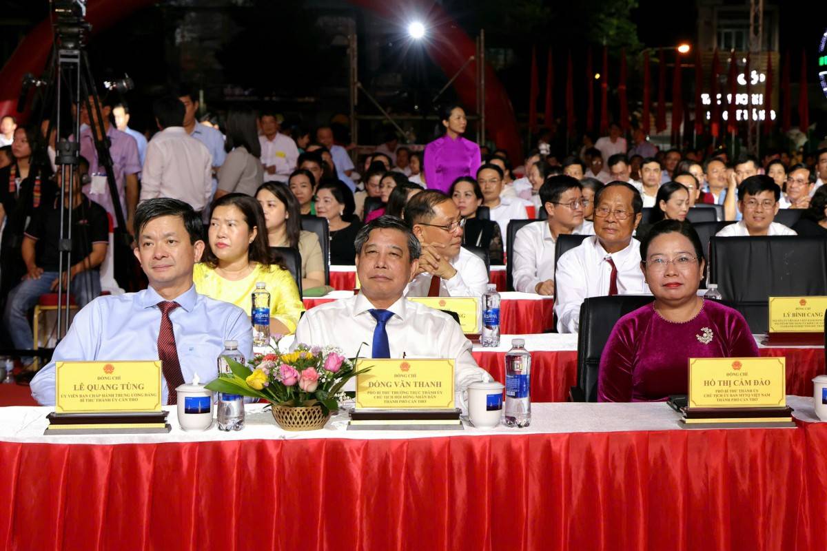 Khai mạc Lễ hội Oóc Om Bóc – Đua ghe Ngo thành phố Cần Thơ năm 2025: Tôn vinh bản sắc văn hóa, lan tỏa tinh thần đoàn kết vùng sông nước