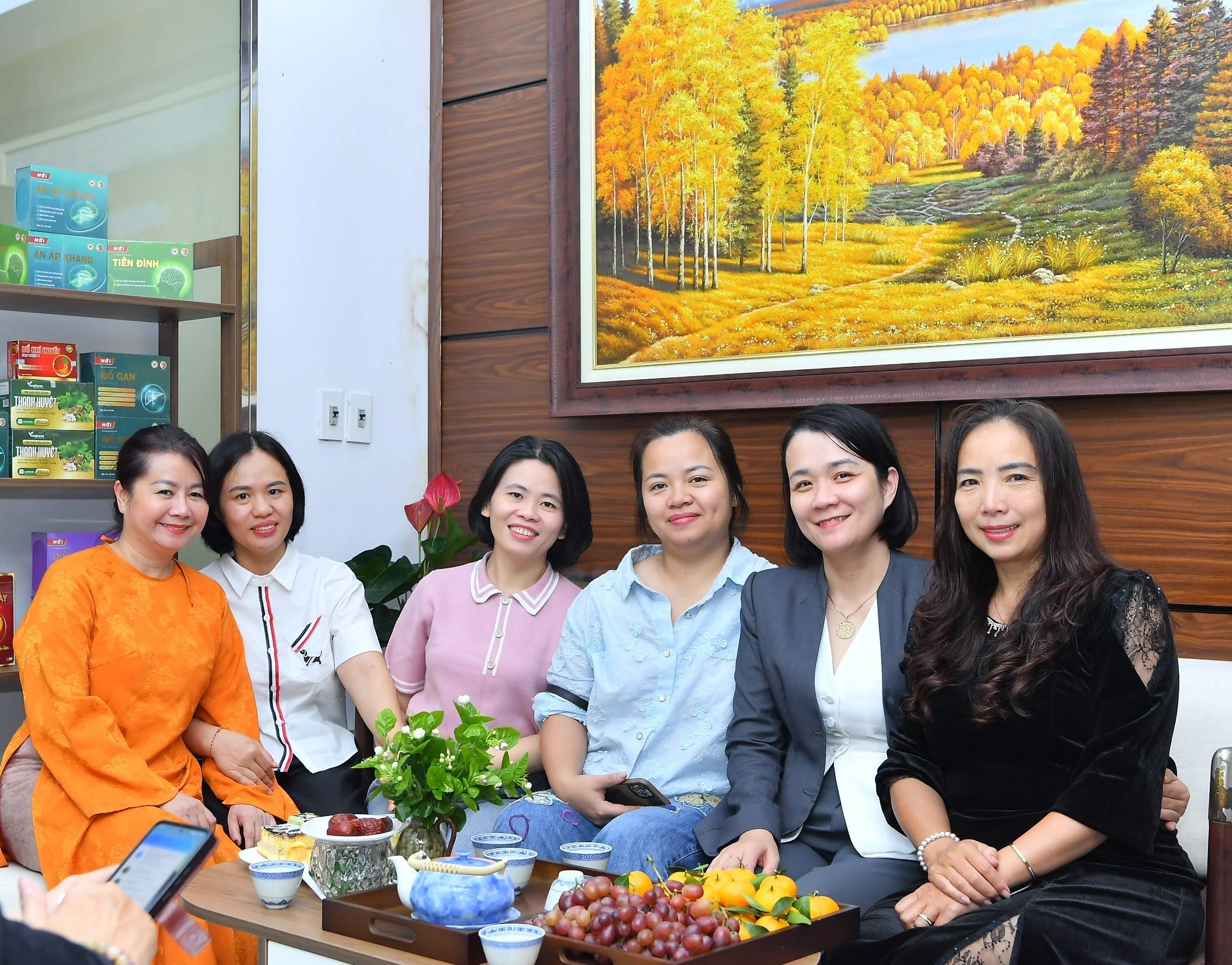 Bà Vũ Thị Ngọc Oanh – Chủ tịch HĐQT Công ty Cổ phần Tập đoàn Bio Life (Người mặc áo dài) chia sẻ các giá trị Bio Life với khách hàng